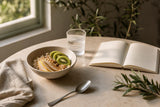 Desayuno equilibrado con fruta, avena y agua para acompañar hábitos digestivos saludables
