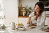 Desayuno equilibrado con opciones lácteas y sin lactosa en una cocina luminosa