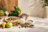 Alimentos vegetales variados sobre una mesa mediterránea para cuidar la microbiota intestinal