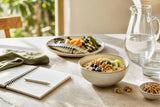 Mesa mediterránea con alimentos frescos y hábitos saludables para cuidar los triglicéridos